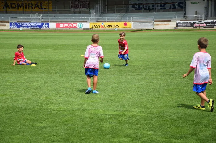 Ausrüstung wie Trikot, Ball, Flasche und Rucksack wird den Fußballbegeisterten zu Verfügung gestellt. Ein weiteres Highlight sind die täglichen Besuche der Spieler des TSV Egger Glas Hartberg, die ihren kleinen Fans gerne Autogramme und nützliche Tipps geben.