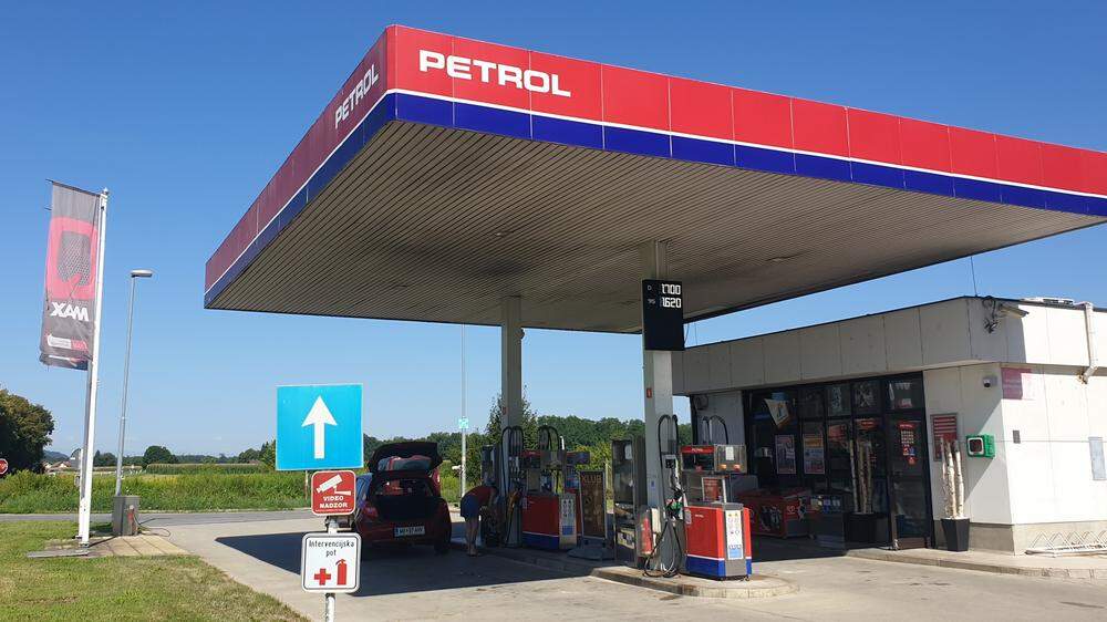 Bei einer Tankstelle in Crnci hält sich der Andrang in Grenzen