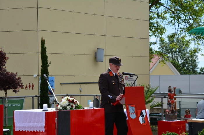 Im Rahmen des Festaktes am Sonntag wurde unter anderem die Chronik der Feuerwehr Penzendorf präsentiert. Kommandant HBI Martin Gwandner eröffnete mit einem Rückblick auf die Geschichte der letzten 100 Jahre.