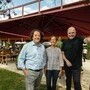 Hannes und Anja Jernej und Architekt Gregor Eichinger (von links)