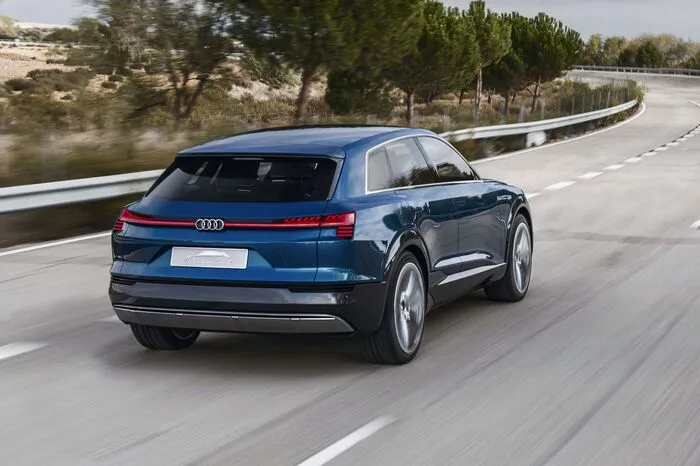 Auch wenn über das Gewicht noch keine offiziellen Angaben gemacht wurden (wir rechnen mit knapp unter zwei Tonnen), spricht Audi von Fahrleistungen, die jedem Sportwagen zur Ehre gereichen würden.