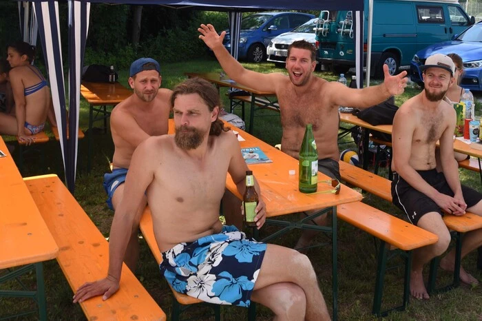 Bitte klicken Sie sich durch die Bilder. . .