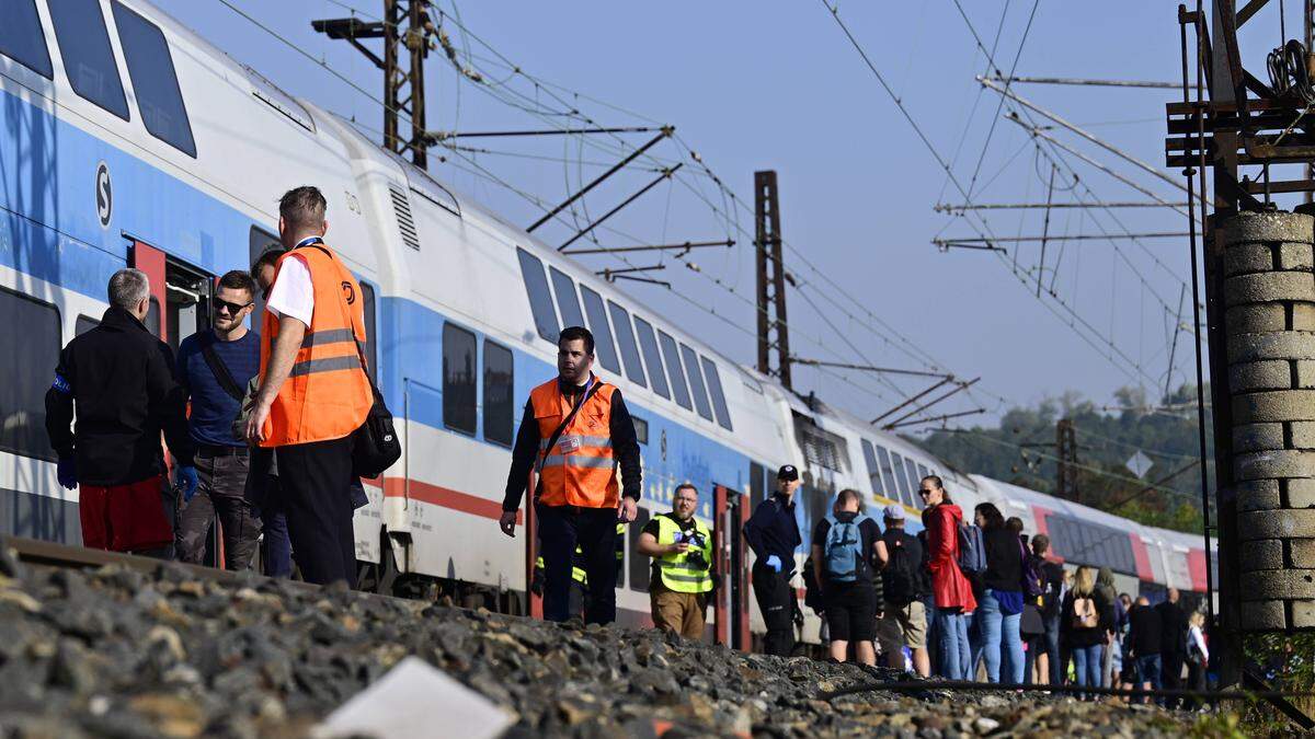 Fahrgäste warten nach einem Zusammenstoß zweier Personenzüge in Prag-Liben auf der Strecke zwischen dem Bahnhof Vysocany und dem Hauptbahnhof in Prag