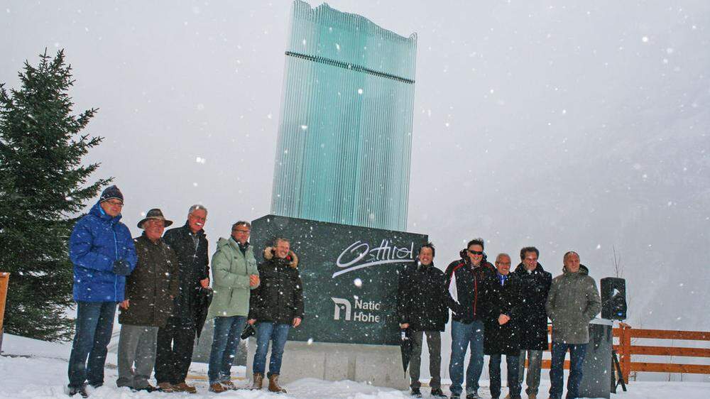 Zahlreiche Gäste trotzen dem Schneesturm und enthüllten das neue Osttirol-Portal