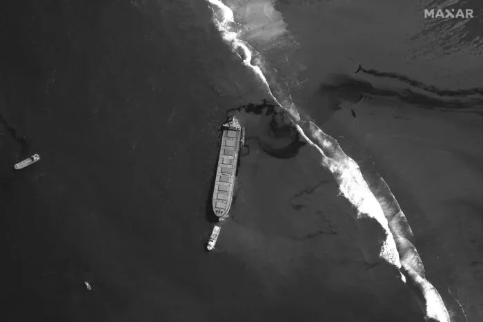 "Die ganze Lagune ist voller Öl. Das Öl hat das Ufer erreicht", beschrieb ein Mauritier und ehemalige Mitarbeiter von Greenpeace die Szenerie am Freitag. "Überall ist eine massive Verschmutzung."