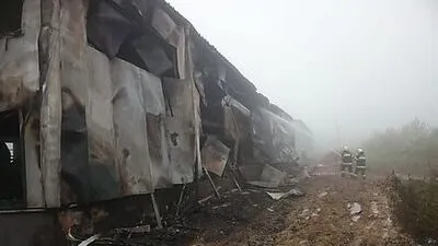Die Freiwillige Feuerwehr Kirschentheuer muss immer wieder aufflammende Glutnester löschen