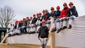 Schülerinnen und Schüler der HTL Zeltweg arbeiten an neuer Brücke
