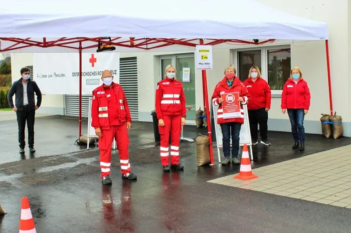 Nach der Testung durch Mitarbeiterinnen und Mitarbeiter des Roten Kreuzes müssen die Testpersonen die sofortige Heimreise antreten.