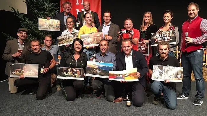 Freude über einen gelungenen Kalender bei Brauern und Fotografen