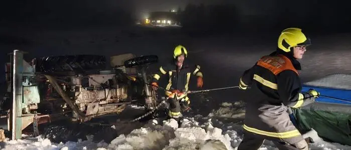 Mit der Seilwinde wurde der Traktor wieder aufgerichtet