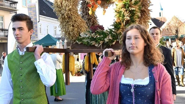 Höhepunkt des zweitägigen Herbstfestes in Leibnitz war wohl der schon legendäre sonntägige Festumzug, den tausende Gäste aus nah und fern bei herbstlichem Traumwetter miterlebten. Rund 40 Beiträge – reich geschmückte Festwagen, Musik- und Tanzgruppen, sogar aus Slowenien und Kroatien - bescherten ein buntes Programm.