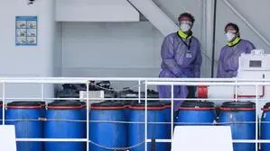 Der Hantavirus-Ausbruch auf der MV Hondius hat Verschwörungstheorien beflügelt. Im Bild: Menschen in Schutzkleidung arbeiten nach der Ankunft des Kreuzfahrtschiffs im Hafen von Rotterdam an Bord.