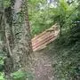 Ein Wanderweg, der mit einem Holzzaun abgesperrt ist