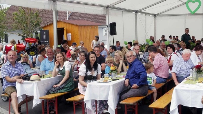 Unter Mitwirkung der ortsansässigen Vereine präsentierte sich das 6.Altenmarkter Herzerlfest...  
