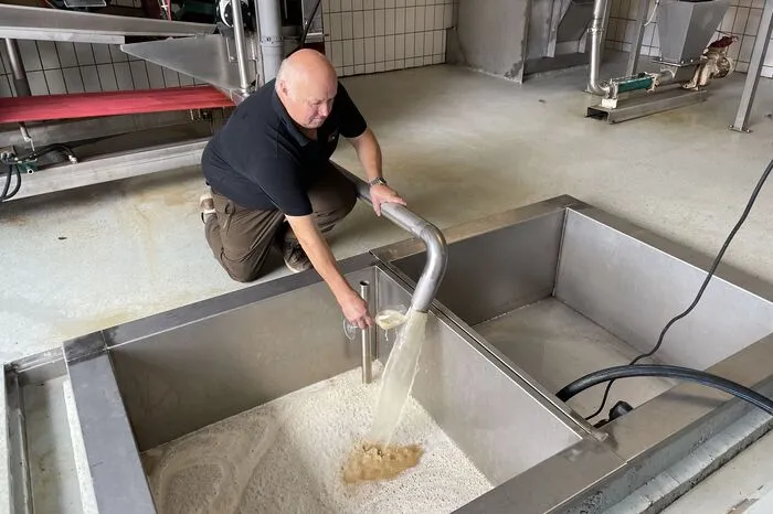Anton Holzer, wie er den frisch gepressten Apfelsaft probiert