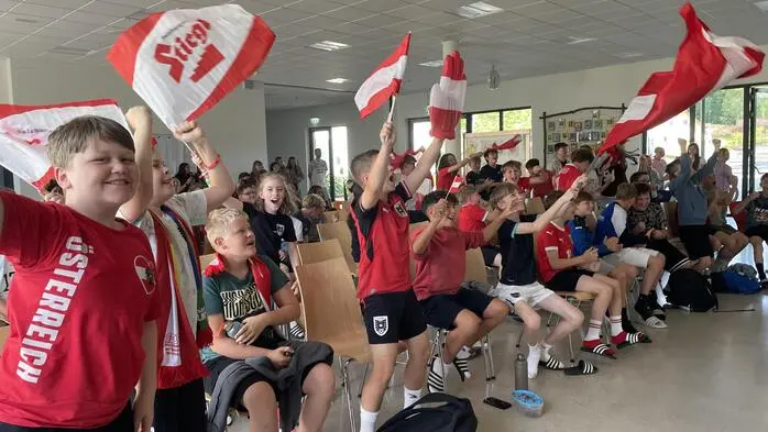Mehr als 100 Schülerinnen und Schüler feierten am Ende vor der Leinwand den Sieg von Österreich 