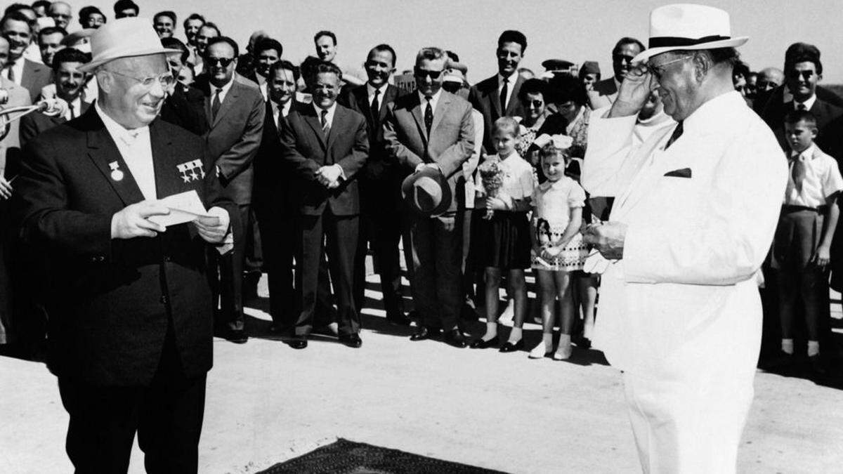 Der Mann, der Jugoslawien war: Tito heißt den Sojetführer Nikita Chruschtschow 1963 in Belgrad willkommen