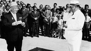 Der Mann, der Jugoslawien war: Tito heißt den Sojetführer Nikita Chruschtschow 1963 in Belgrad willkommen
