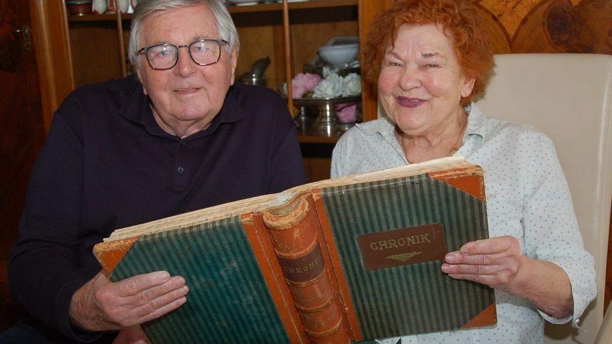 Die ehemaligen Schlossherren Günter und Rosa „Pipi“ Wagner mit einem ihrer Gästebücher 