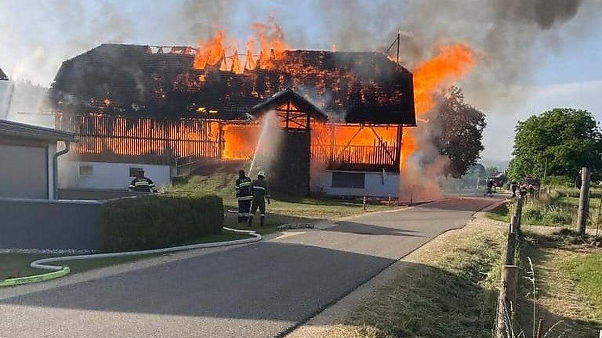 Ein Wirtschaftsgebäude wurde beim Großbrand vollkommen zerstört