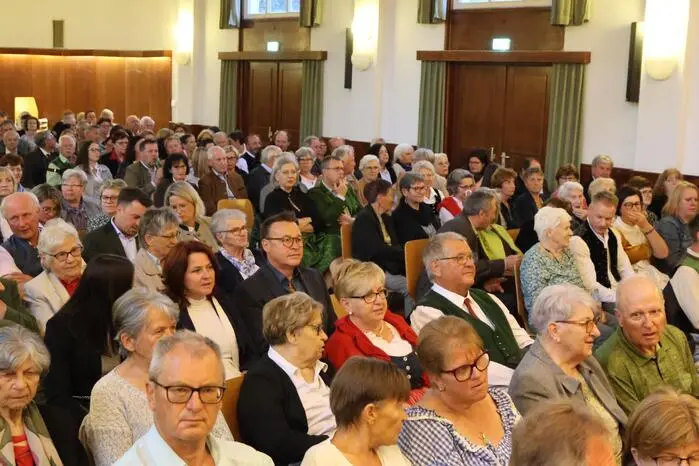Nicht mit Applaus sparten nach über zwei Stunden unter anderem Bürgermeisterin Gabi Dörflinger, Siegfried Ehrlich, Bezirksobmann des Sängergaues St. Veit/Feldkirchen, Kärntner Bildungswerk-Bezirksobmann Karl Huber, die Alt-Bürgermeister Hilmar Loitsch und Helmut Lassernig, Hirter Braumeister Raimund Linzer, Trachtenexperte Maximilian Strohmaier sowie Sänger-Urgestein Engelbert Gruber.