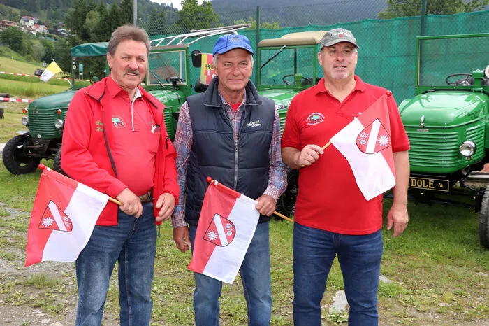 Am Foto von Links: Herbert Dreschl,  Josef "Sepp" Wernig und Kurt Münzer (Obmann) mit den St. Urbaner Fahnen, mit denen sie heuer auf Einladung zur Österreichischen Botschafterin Elisabeth Ellison-Kramer mit ihren Steyr 26 Traktoren nach SLO-Laibach fahren werden!