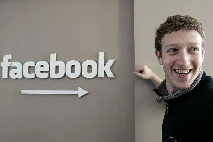 2004: Mit drei Studienfreunden entwickelt Zuckerberg eine neue Plattform mit dem Namen TheFacebook.com. Auf ihr können sich die Studenten vorstellen und Kontakte knüpfen. Die Website wird rasch populär, bald dürfen auch Studenten anderer Hochschulen mitmachen.