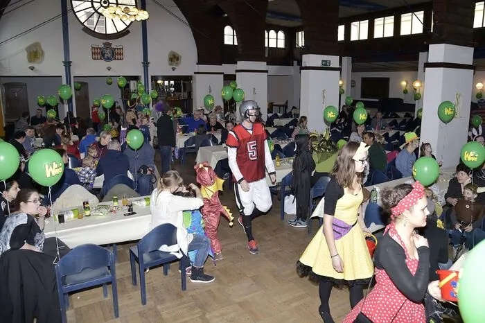 Nach der Flower Power Kinder Show lauschten Groß und Klein gespannt dem Kasperl und der Hexe