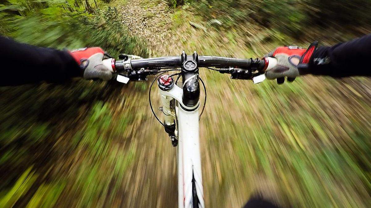 Ein 52-Jähriger kam auf einer Downhillstrecke zu Sturz