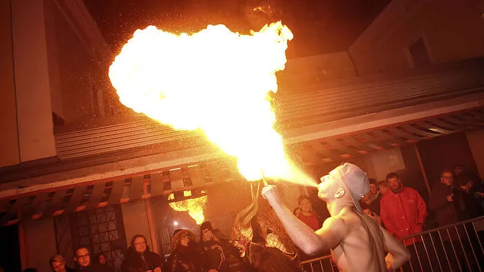 Schaurige Gestalten und Feuerschlucker bevölkerten am Samstag die Köflacher Innenstadt