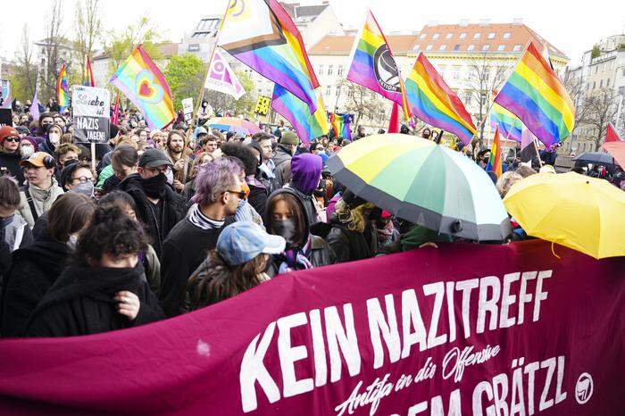 Noch bis 18 Uhr läuft eine Solidaritätskundgebung unter dem Motto "Wien ist queer! Drag is not a crime", bei der u.a. auch Conchita Wurst auftreten wird