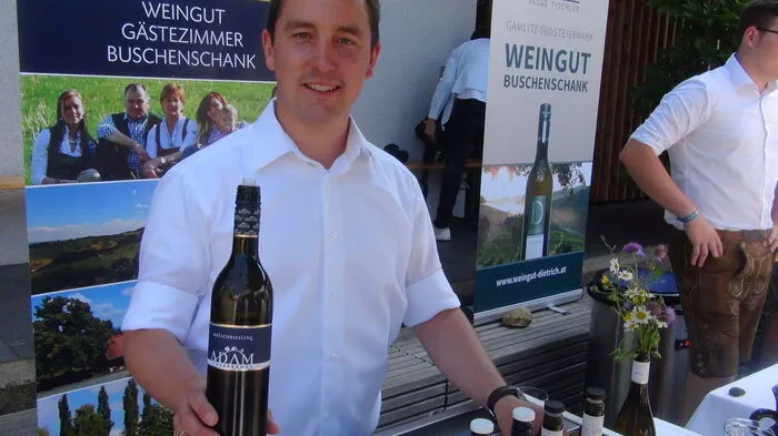 Auch diesmal wartete die exquisite Sernauberger Leistungsschau am Weingut „Goedwinemakers“ von Ton und Monique Goedmakers am Sernauberg mit edelsten Tropfen und Raritäten sowie dazu passenden kulinarischen Kostbarkeiten auf. 