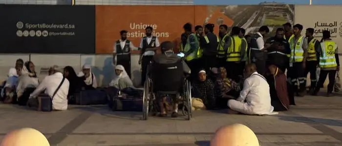 Menschen flüchten nach den Angriffen auf den Flughafen in Riad ins Freie