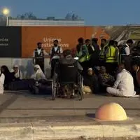 Menschen flüchten nach den Angriffen auf den Flughafen in Riad ins Freie