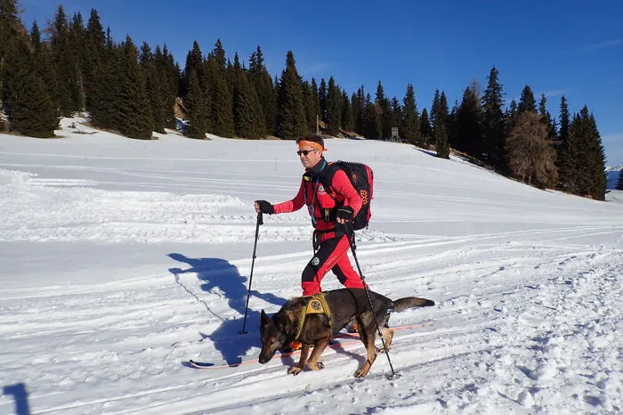 Klicken Sie sich durch die Bilder der Suchhunde-Übung am Kreischberg!