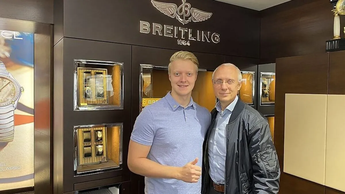 Gerald Schützlhoffer (r.) mit seinem Sohn Paul vor dem bereits bestehenden ´Breitling Corner´. Ende November kommt ein Flagship-Store der Luxus-Uhrenmarke