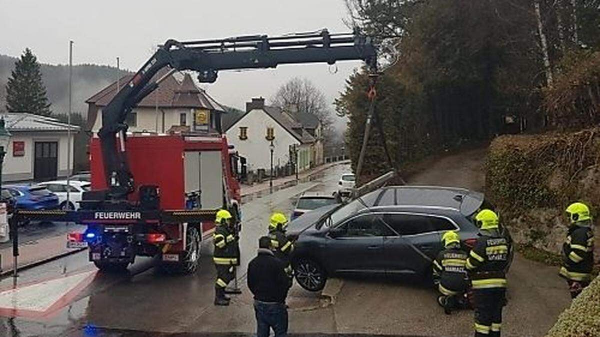 Das Fahrzeug wurde mittels Hebekran geborgen