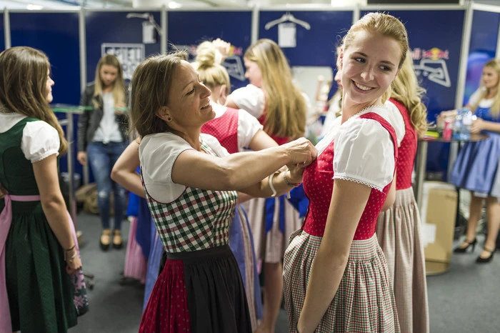 ... und schlüpften in ihre maßgeschneiderten Dirndl vom Steirischen Heimatwerk. 2017 steht der „Steirische Leibkittl“ im internationalen Rampenlicht. Pro Rennstall kommen vier Formula Unas zum Einsatz, Farbe und Musterung variieren jeweils.