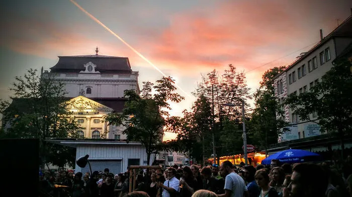 Der Kaiser-Josef-Platz ist auch am Abend einen Abstecher wert, wie Gerhard Petermeir eindrucksvoll festhielt