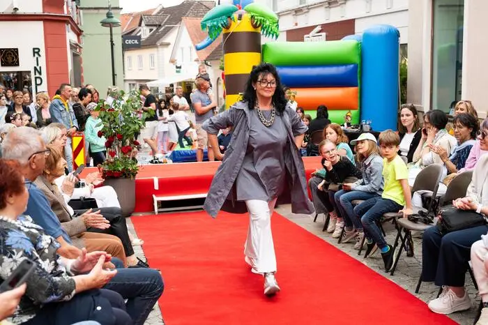 Hunderte Besucher folgten der Einladung und konnten dann beim Abendeinkauf bis 20 Uhr die neueste Mode selbst anprobieren.
