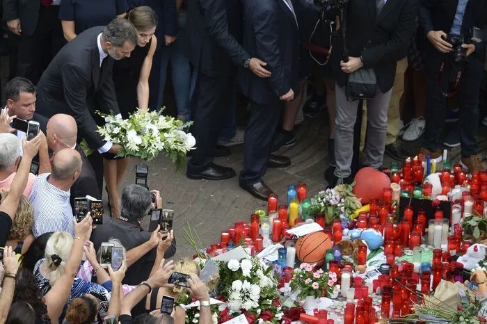 Der König gibt seinem Volk Halt - und wiederholte im Krankenhaus noch einmal den Satz, der seit der Bluttat wie ein Mantra durch Barcelona schwingt: "No tenemos miedo" - Wir haben keine Angst.