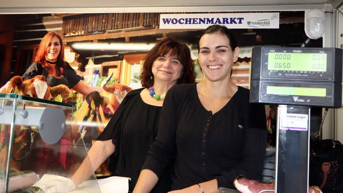 Es ein sehr großes Angebot, von Schinken,Wurst, Speck, Käse, Obst und Gemüse bis hin zu Kuchen und Brot, gibt es am Feldkirchner Markt. Und er ist beliebter Treffpunkt