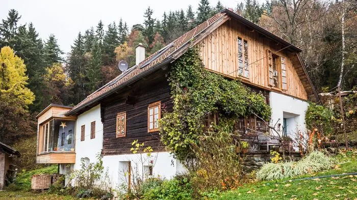 Das Haupthaus an der Kante zum Steilhang, umgeben von zwei Hektar Streuobstwiesen.