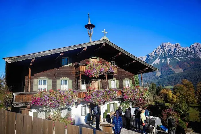 07.10.2022, Ellmau, AUT, Fototermin, Ortsreportage, Ellmau, im Bild Haus wo der Bergdoktor gedreht wird, Publikumsmagnet in Ellmau, Praxis, Arztpraxis, Fernsehsendung, Der Bergdoktor, *** 07 10 2022, Ellmau, AUT, photo shoot, location report, Ellmau, in the picture house where the mountain doctor is filmed, crowd puller in Ellmau, practice, doctors office, television show, The Mountain Doctor, 