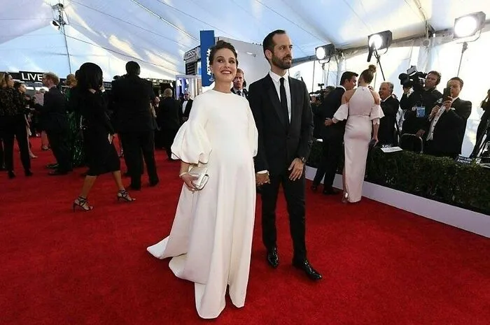 Oscar-Preisträgerin Natalie Portman in weißem Abendkleid von Dior und mit Babybauch.