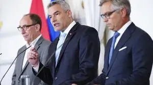 Zufriedenes Regierungstrio: Kanzler Nehammer (m.), Sozialminister Rauch (l.) und Finanzminister Brunner (r.)