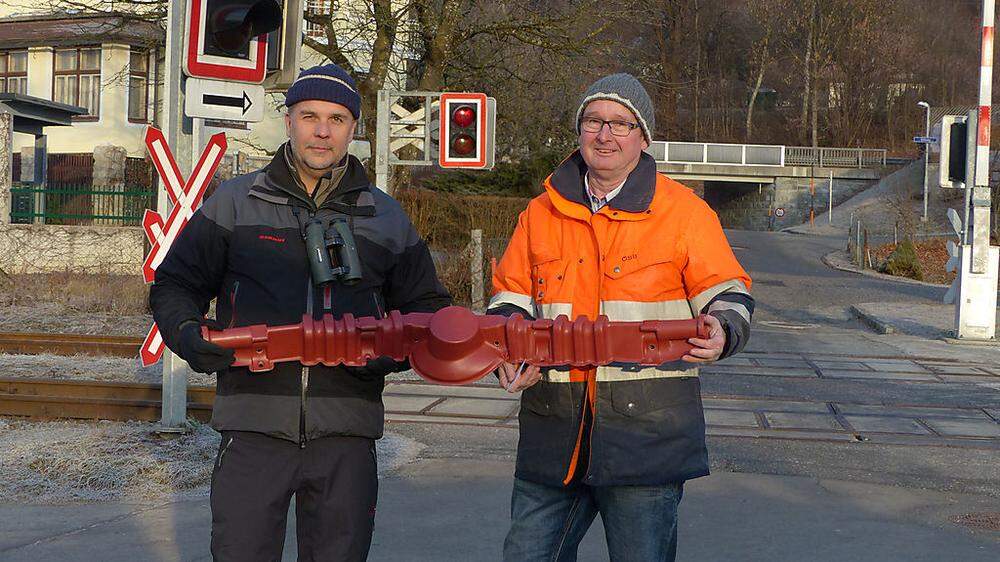 Remo Probst (BirdLife) und Martin Pirker (ÖBB) mit einer Schutzhaube für Stromleitungen