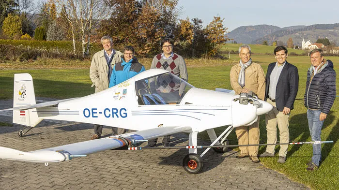 Von links: Robert Mühlbacher (Manager aus Wien, beteiligt an Turbulence Solutions), Georg Schitter (Professor TU Wien, Smart Wings), Manfred Reisner (CEO Actaron System Safety in Mödling), Pilot Rainer Gaggl (Managing Director T.I.P.S. Messtechnik in Villach), András Gálffy (Doktorand der TU Wien, Smart Wings, CTO Turbulence Solutions) und Martin Huber (Obmann Stellvertreter und Leiter der Segelflugschule Flugsportverein Feldkirchen Ossiacher See, Pilot beim Verfolgungsflug)