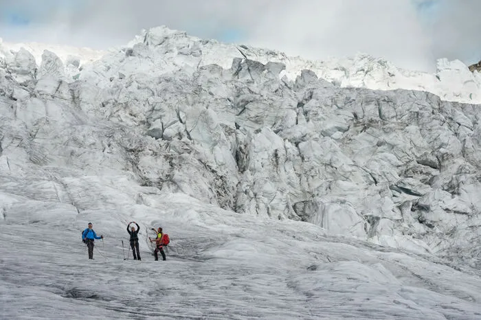 Cool down beim Gletscher-Trekking auf der Pasterze. Mit Steigeisen, Hüftgurt und Seil geht es durch die zerklüftete Eislandschaft am Fuße von Österreichs höchstem Berg, dem Großglockner. Eine durch einen staatlich geprüften Bergführer geführte Tour (Juni bis September), die niemanden kalt lässt.