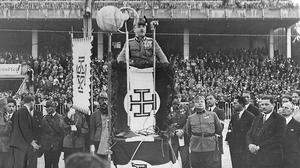 1933: Auf dem Trabrennplatz in Aspern verkündet Bundeskanzler Engelbert Dollfuß am 11. September die Errichtung eines autoritären Ständestaates